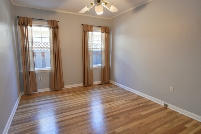 Building Photo - Charming 3 Bedroom 1 Bath Home in Prestigi...