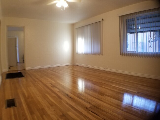 living room - 1902 Lead Ave SE