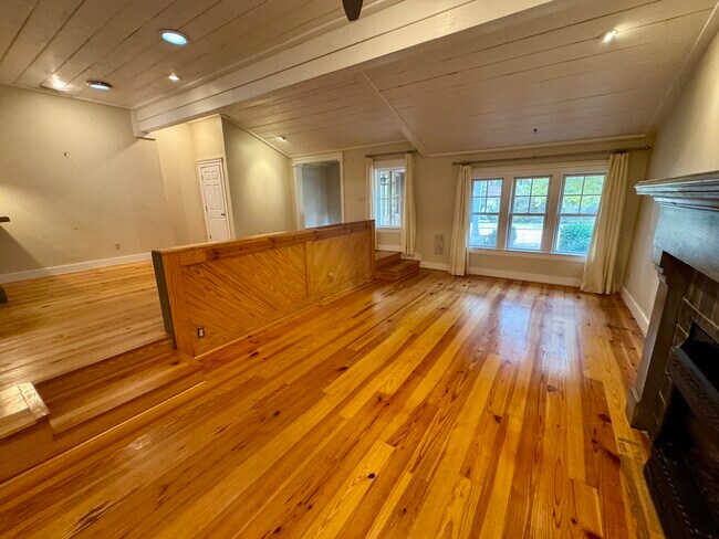 Building Photo - 511 Liberty St