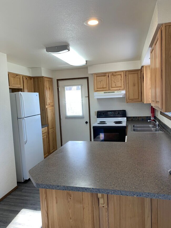 Building Photo - 2346 SW Umatilla Ave
