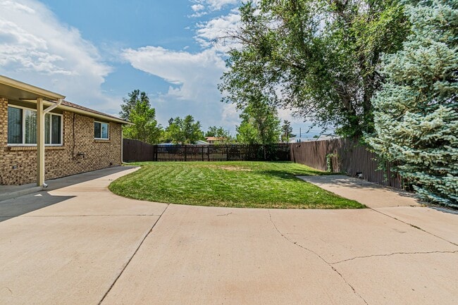 Building Photo - Spacious 3BD, 2BA Lakewood Half-Duplex wit...