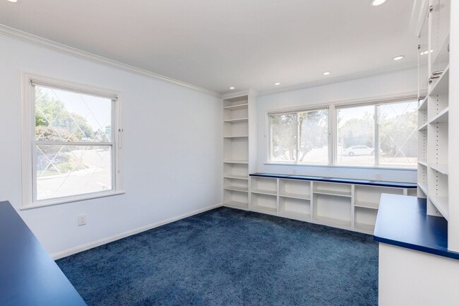 Building Photo - 4 Bed / 3 Bath Burlingame home near excell...
