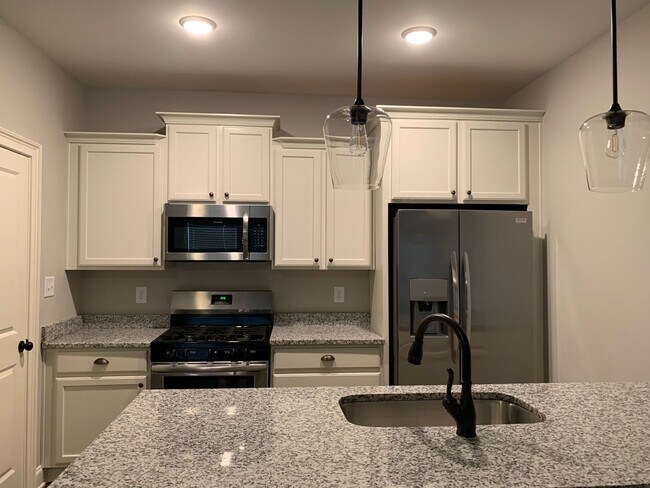 Building Photo - 3 Bedrooms 2.5 Baths  Condo in Downtown Watkinsville!