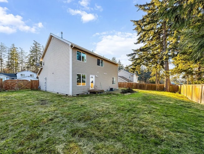 Building Photo - 1340 NW Redwing Dr