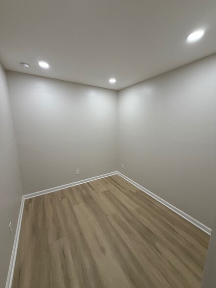 Building Photo - Room in Apartment on Comet Ives Ln