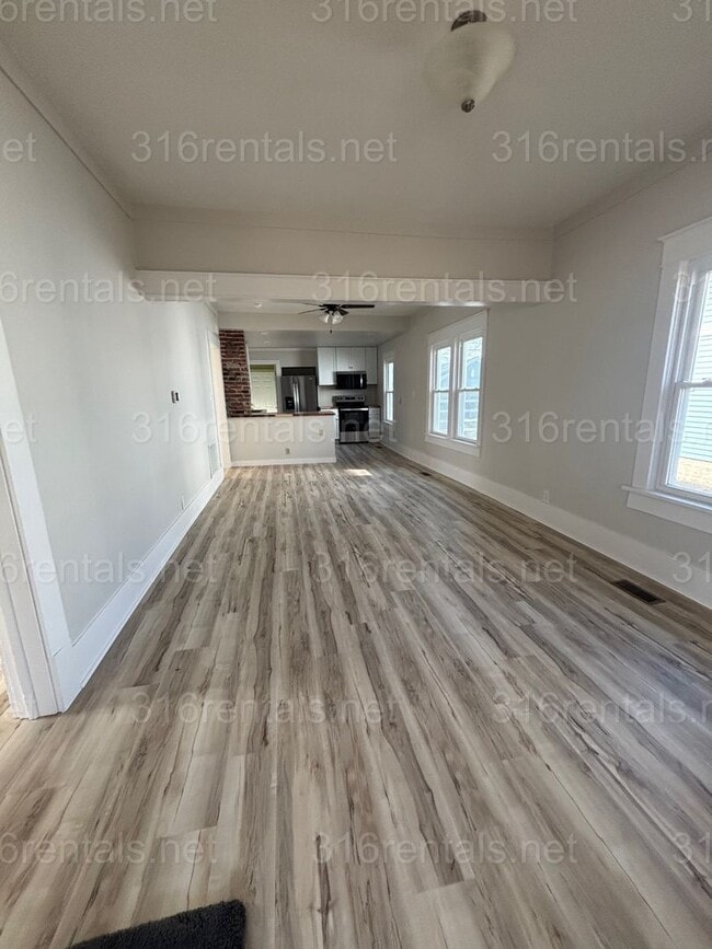 Building Photo - 2 bedroom 1 bath available NOW!