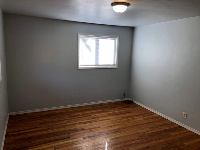 Building Photo - Updated 3 bedroom 1 1/2 bath home with a l...