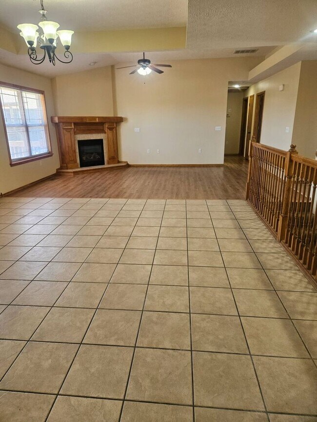 Building Photo - WOW! Look at this property ! You cant beat this price in NIXA-3200 SQ FT