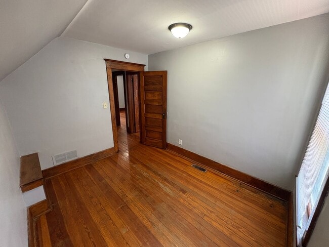 Building Photo - Charming 3-Bed Home with Spacious Layout & Large Backyard