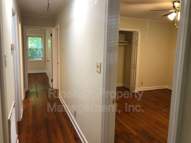 Building Photo - 2704 Ridgewood Ln