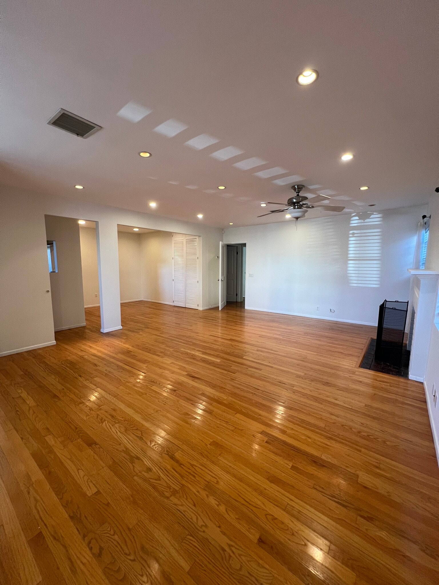 Living room - 1622 Franklin St