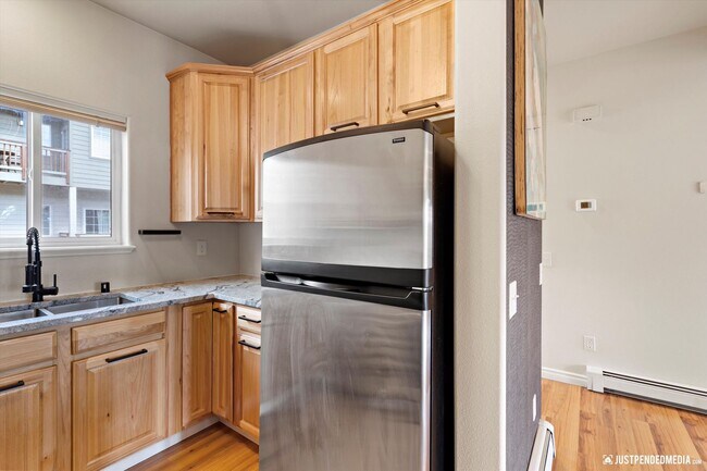 Building Photo - Modern & Stylish Townhome!