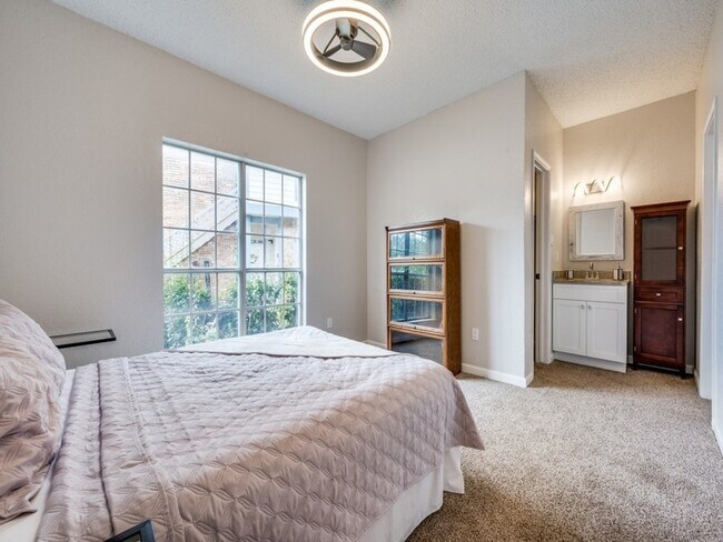 Building Photo - 1603 Marsh Ln