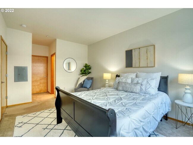 Building Photo - Lovely Corner unit in the Pearl District