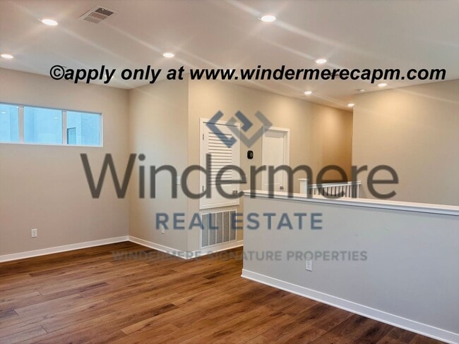 Building Photo - Modern Living in the heart of McKinley Village!