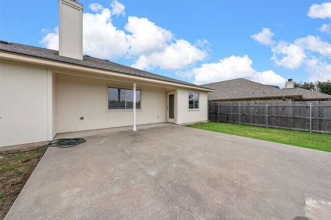 Building Photo - 10120 Salem Way