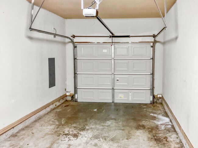 Building Photo - Move-In Ready Townhome Near I-30 & Arlington Entertainment!