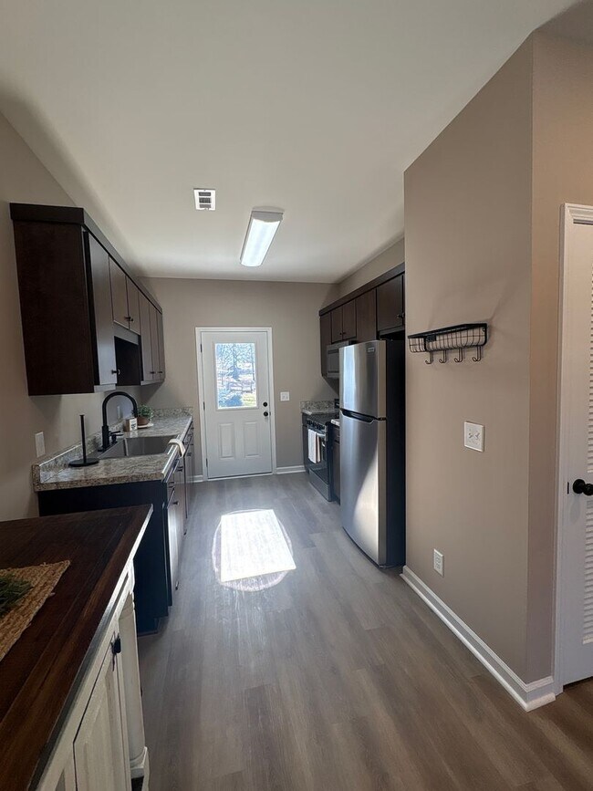 Building Photo - 404 Cedar Ln