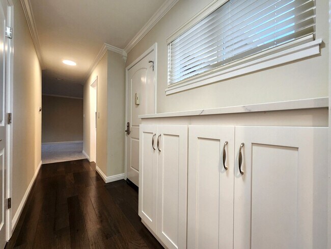 Building Photo - Updated 2 bedroom with in unit washer, dry...
