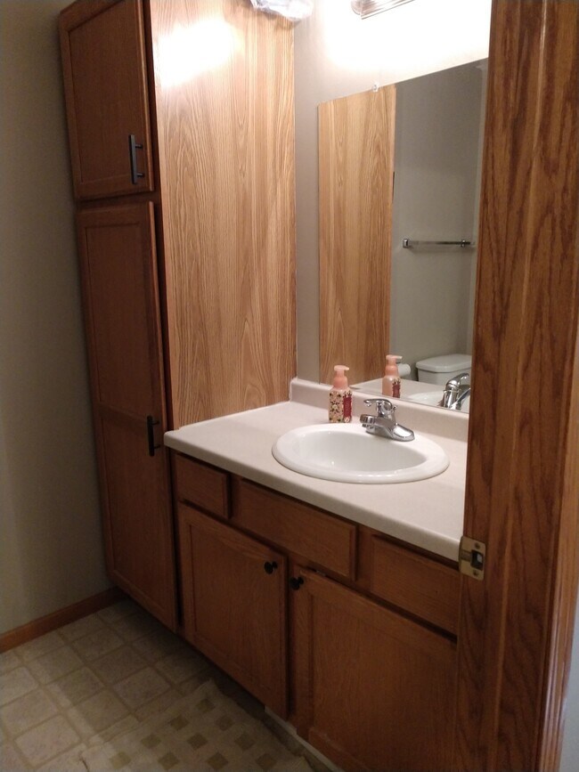 Building Photo - Corner Lot Townhouse on Cul de Sac