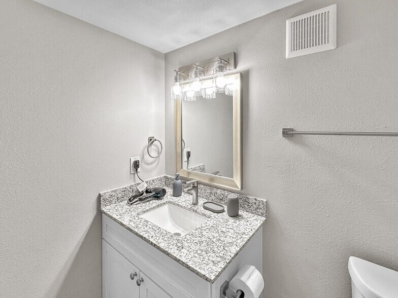 Building Photo - 16951 Addison Rd