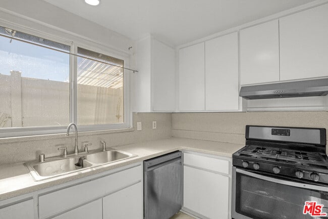 Building Photo - 7701 Baird Ave