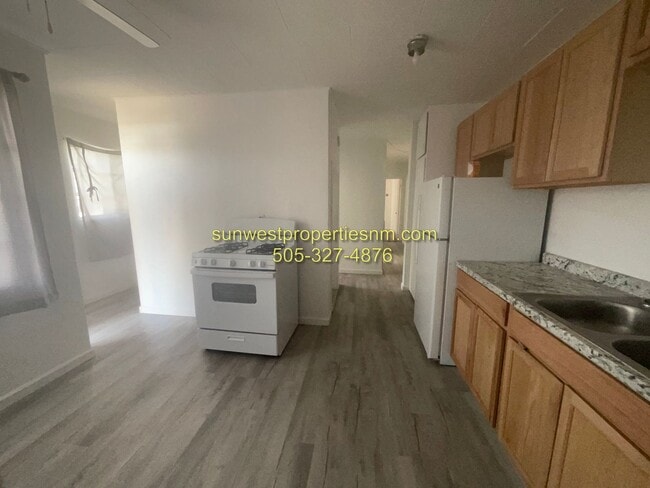 Building Photo - 2 Bedroom, 1 Bath Duplex