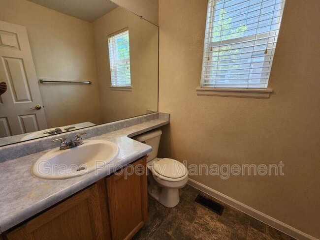 Building Photo - 553 Arbor Dr