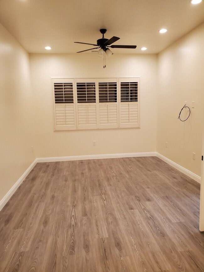 bedroom, facing west - 14056 Sycamore Ave