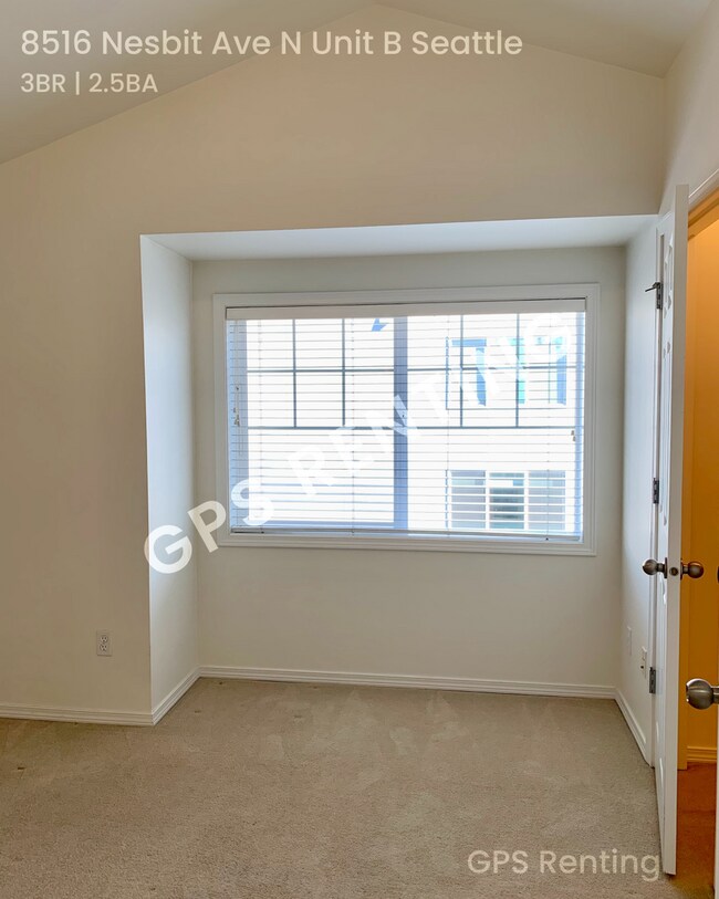 Building Photo - Beautiful N. Seattle 3 story townhouse wit...