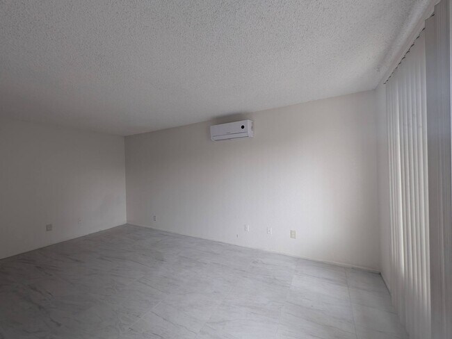 Building Photo - B- 6-Unit  9532-9536 1/2 Cedar Street.