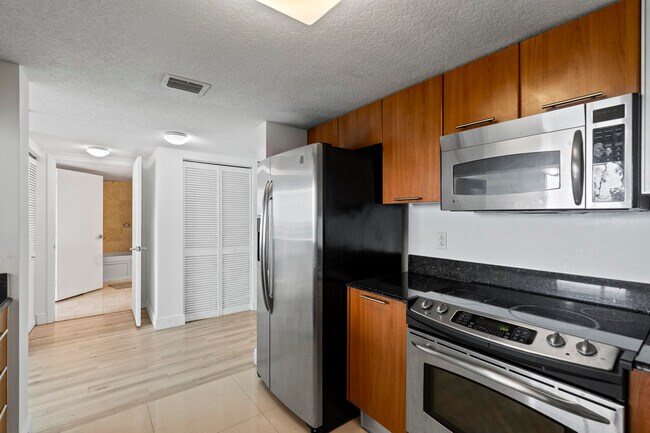 Building Photo - 1800 N Bayshore Dr