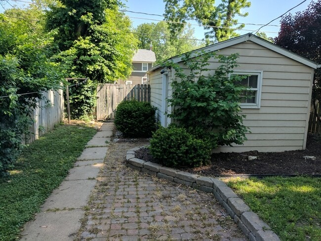 Building Photo - Amazing Home Near City Park and Campus!