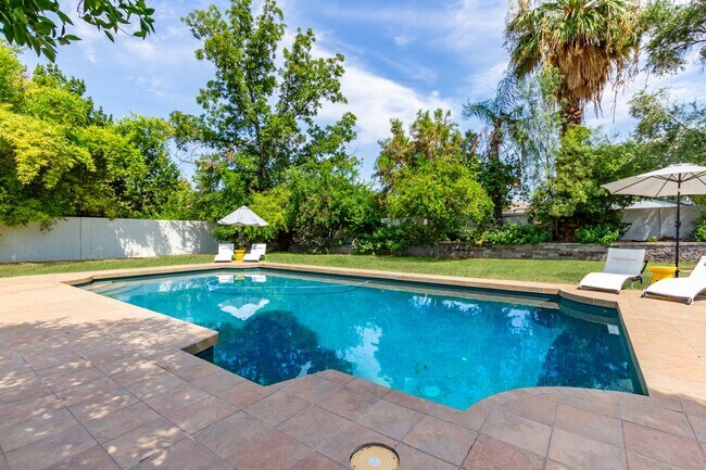 Building Photo - 5 Bedroom 3 Bathroom Phoenix Home