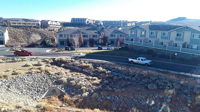 Building Photo - Townhome with garage and double en-suite!