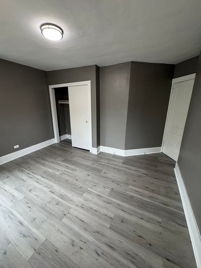 Building Photo - 3 Bedroom 1.5 Bath in Dormont!
