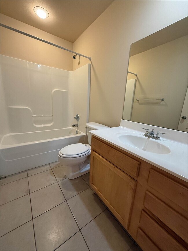 Building Photo - 902 Oakwood Ln