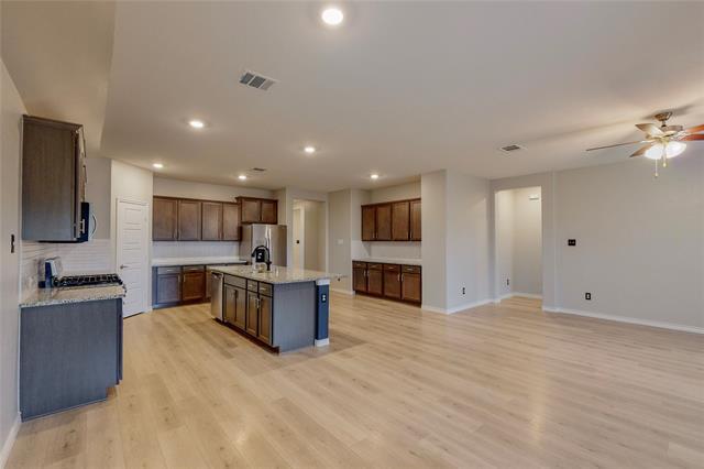 Building Photo - 949 Royal Ln