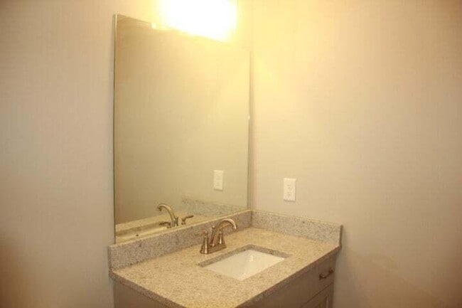 Building Photo - 539 NE Bellingham Dr
