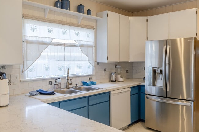 Building Photo - 640 S Columbia St