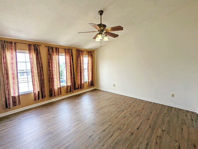Master Bedroom - 610 Fieldstone Dr