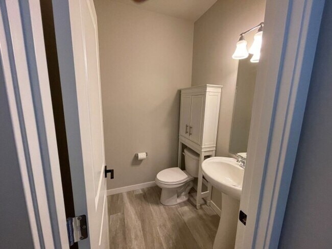 Building Photo - 4bd/3.5ba Lynnwood Townhouse
