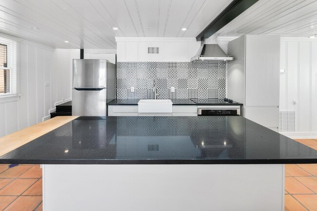 Building Photo - Luxury Living in the Heart of Kensington -...