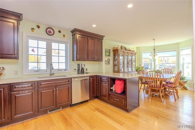 Building Photo - 105 Pine St