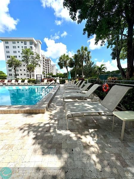Building Photo - 3200 N Palm Aire Dr