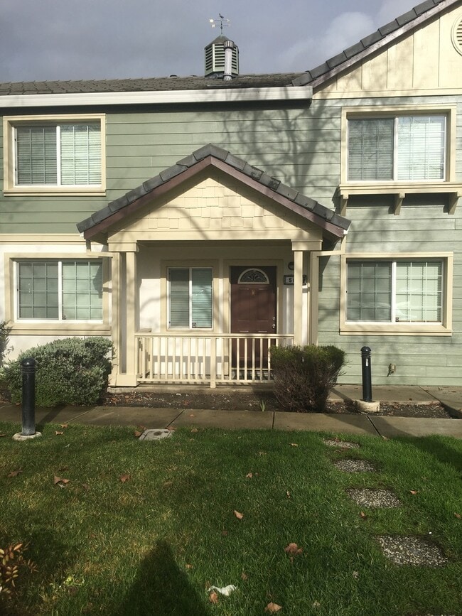 Building Photo - Split Level 4 Bedroom  2.5 Bath Town Home