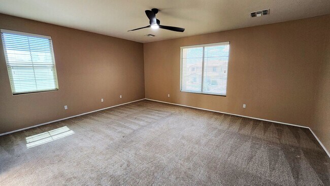 Building Photo - 4 Bedroom Home in the Sun Grooves Communit...