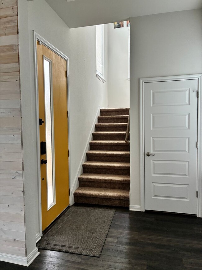 Building Photo - Elegant 6 BR 5 BA Home with Modern Amenities