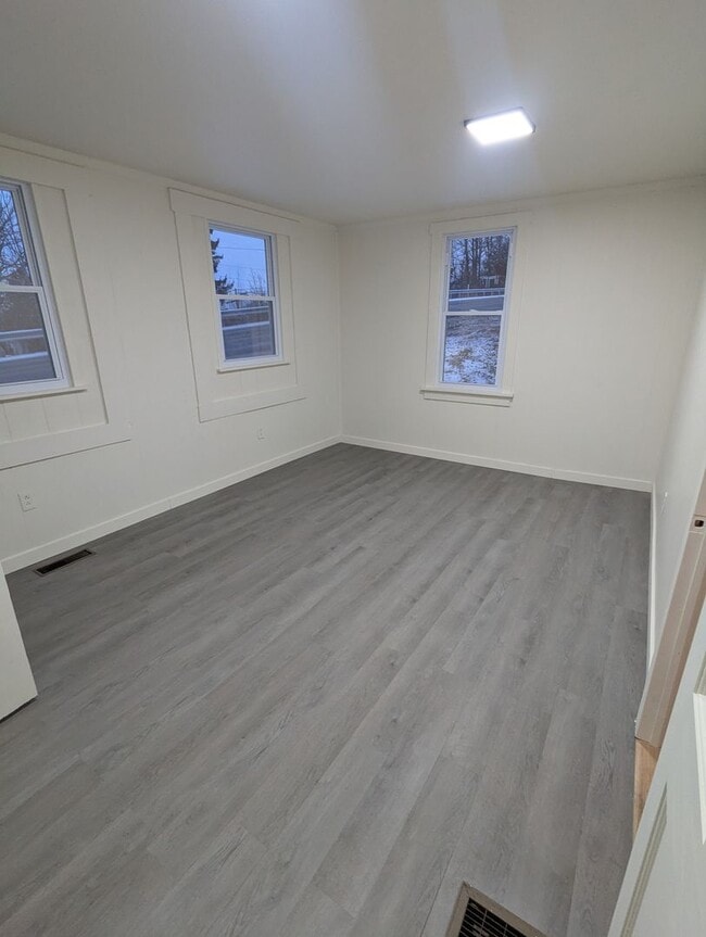 Building Photo - 2 bdrm 1 bath family home with water, sewer and garbage included.