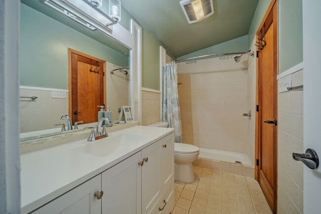 Building Photo - Scenic Lakeview Rental located on Boatman'...